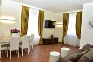 Una sala de estar con una mesa y sillas y un sofá. en Ecc3ntrico, en Arezzo