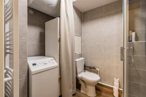 une petite salle de bain avec toilettes et douche dans l'établissement Studio Charpennes - Parking privé gratuit, à Villeurbanne