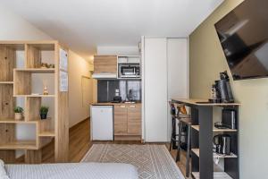 un petit appartement avec une cuisine et une chambre dans l'établissement Studio Charpennes - Parking privé gratuit, à Villeurbanne