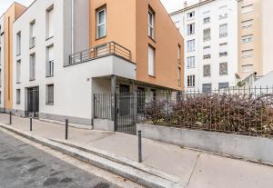 une rue vide devant un immeuble dans l'établissement Studio Charpennes - Parking privé gratuit, à Villeurbanne