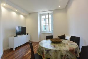 a dining room with a table and a television at Felix House in Savona