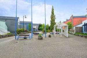 un parc avec deux bancs et un auvent dans l'établissement Forus - ONS, à Stavanger 2 autres photos