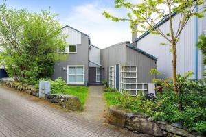 - une vue sur l'extérieur d'une maison avec un bâtiment dans l'établissement Forus - ONS, à Stavanger