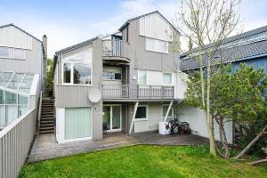 Il propose un appartement doté d'un balcon et d'une cour. dans l'établissement Forus - ONS, à Stavanger