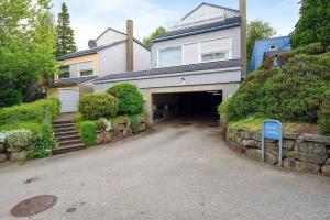 une grande maison avec un garage et une allée dans l'établissement Forus - ONS, à Stavanger