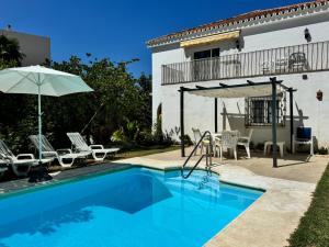 Bazén v ubytovaní Villa Blanca Marbella Center - EaW Homes alebo v jeho blízkosti