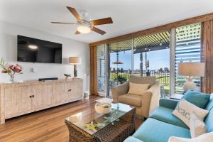 Ruang duduk di HK118 - Oceanfront Beachfront Escape Hale Kai 1Bed
