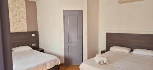 Postel nebo postele na pokoji v ubytování Logis Hôtel Le Mistral - Restaurant - Montélimar Sud