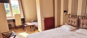 Postel nebo postele na pokoji v ubytování Logis Hôtel Le Mistral - Restaurant - Montélimar Sud
