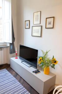 TV a/nebo společenská místnost v ubytování All'Ombra del Campanile di Giotto