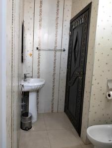 Koupelna v ubytování Dar Marwane + 18 fotografií