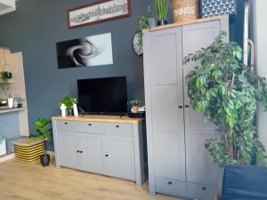 TV a/nebo společenská místnost v ubytování Noclegi KAWALERKA Superior Gdańsk centrum blisko pkp