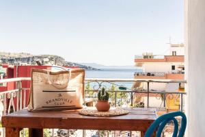 Una mesa en un balcón con una bolsa encima. en Himara City 34 - Central & Beach Access, en Himare