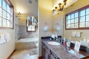 ein Badezimmer mit Waschbecken und Badewanne in der Unterkunft Moose Whiskers in Keystone + 18 Fotos