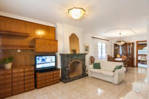 sala de estar con TV y chimenea en Vallespir, en Puerto de Alcudia