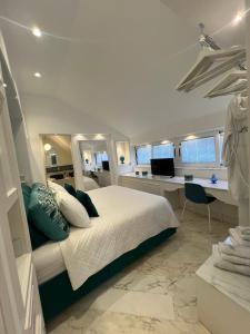 una camera da letto con un letto e una scrivania con un computer di MAISON LADY CLAUDIA LUXURY ACCOMMODATION a Sorrento