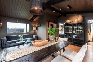 Modern Summerhouse Views Outdoor Spaces Patio的休息区