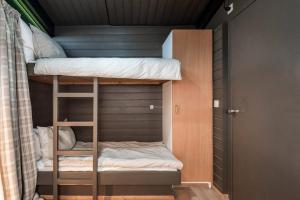 MiðdalurModern Summerhouse Views Outdoor Spaces Patio的小房间设有两张双层床