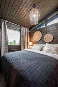 Modern Summerhouse Views Outdoor Spaces Patio客房内的一张或多张床位