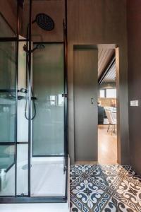 Modern Summerhouse Views Outdoor Spaces Patio的一间浴室