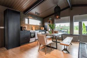 Modern Summerhouse Views Outdoor Spaces Patio的厨房或小厨房