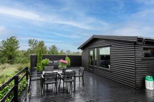 Modern Summerhouse Views Outdoor Spaces Patio的阳台或露台