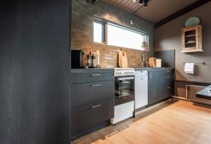 Modern Summerhouse Views Outdoor Spaces Patio的厨房或小厨房