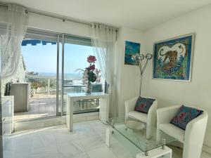 a living room with a couch and a glass table at CANNES CROISETTE Sea & Sky in Cannes