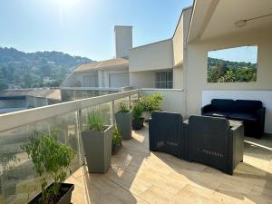 un balcón con sillas y plantas en un edificio en CANNES CROISETTE Sea & Sky, en Cannes