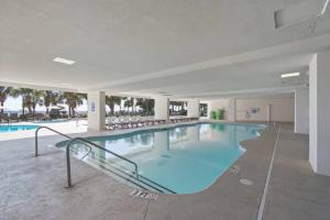Bazén v ubytování Coastal Getaway Ocean Views, Retro Game & Pools by myBeach Vacation Rentals nebo v jeho okolí