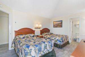 Postel nebo postele na pokoji v ubytování Coastal Getaway Ocean Views, Retro Game & Pools by myBeach Vacation Rentals
