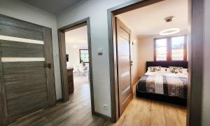 Postel nebo postele na pokoji v ubytování Apartamenty Sun&Fun Rezydencja Parkowa Nadrzeczna 3D i 3E -blisko centrum, dworca PKP w otoczeniu zieleni