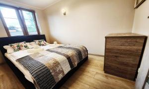 Postel nebo postele na pokoji v ubytování Apartamenty Sun&Fun Rezydencja Parkowa Nadrzeczna 3D i 3E -blisko centrum, dworca PKP w otoczeniu zieleni