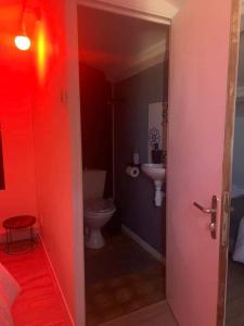 ein rotes Zimmer mit einem Badezimmer mit Toilette und Waschbecken in der Unterkunft saint cyprien in Saint-Cyprien + 20 Fotos
