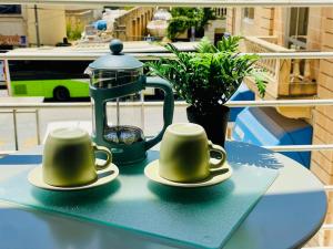 Dos tazas de café y una tetera sobre una mesa en 2BR Saint PAuls Bay Apartment By Holihomes, en St Paul's Bay 12 fotos más
