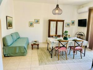 una sala de estar con un sofá y una mesa en 2BR Saint PAuls Bay Apartment By Holihomes, en St Paul's Bay