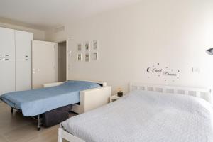 two beds in a hospital room withermottermottermottermott at Ca' Borsa II - Angolo nascosto nel cuore di Treviso in Treviso
