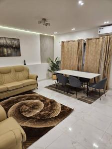达喀尔Appartement F4 Cité Keur Gorgui,Dakar,Sénégal的客厅里有一张沙发和一张桌子。