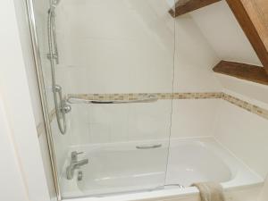 eine Dusche mit Glastür im Badezimmer in der Unterkunft Ixworth Cottage in Ottery Saint Mary + 20 Fotos