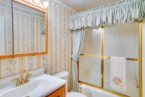 FrostproofにあるCozy Frostproof Escape with Private Hot Tub!の洗面台とシャワー付きのバスルーム +22枚の写真