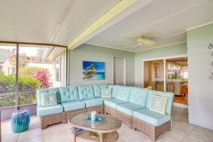 FrostproofにあるCozy Frostproof Escape with Private Hot Tub!のソファとテーブルのあるリビングルーム