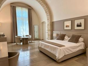Кровать или кровати в номере Relais Histò San Pietro Sul Mar Piccolo