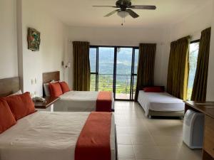 Postel nebo postele na pokoji v ubytování Hotel Toscana + 37 fotografií
