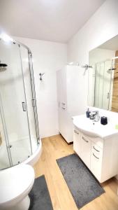Un baño con ducha, inodoro y lavabo. en Focus apartment, en Lublin 33 fotos más