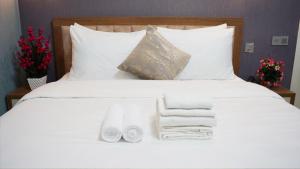 Postel nebo postele na pokoji v ubytování Royal Meridien Hotel