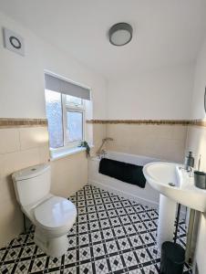 ein Badezimmer mit Toilette, Waschbecken und Badewanne in der Unterkunft Homely 3 Br House Perfect For Family And Friends in Gateshead