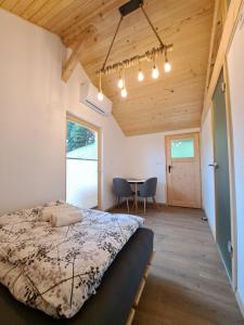 Postel nebo postele na pokoji v ubytování PUŽMAN Farm Glamping