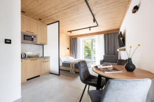 Kuchyňa alebo kuchynka v ubytovaní Apartamenty Krupówki 20