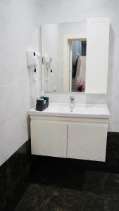 Koupelna v ubytování Royal Meridien Hotel