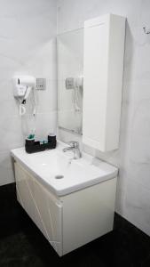 Koupelna v ubytování Royal Meridien Hotel + 110 fotografií